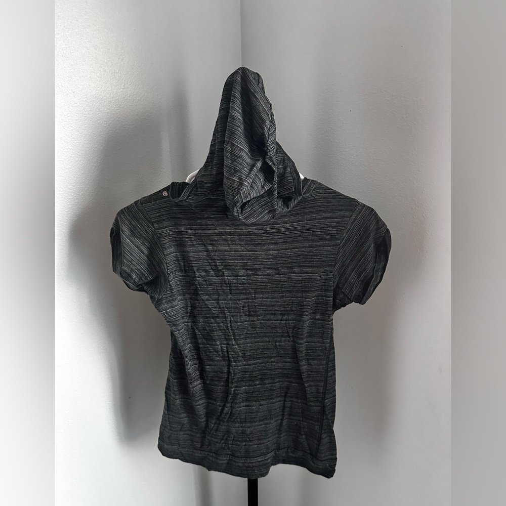 Lei size medium shirt